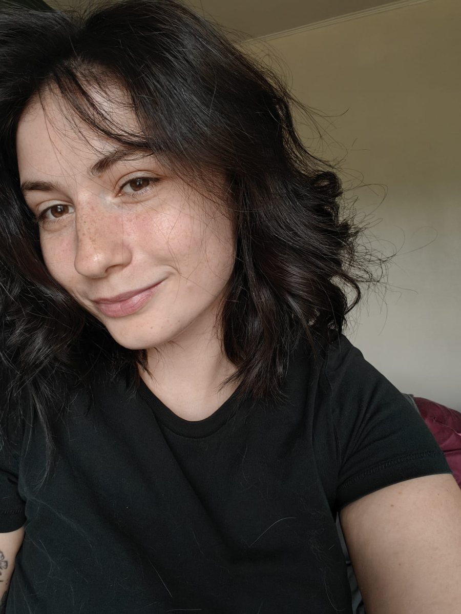 Portrait de Noémie, graphiste indépendante et fondatrice de Lune Studio à Tournai